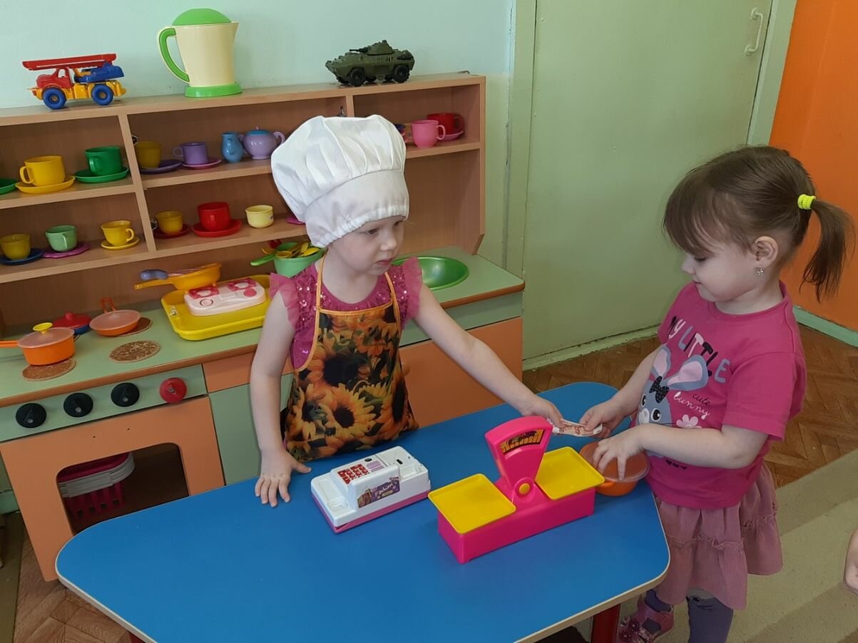 Сюжетно-ролевые игры и развитие детей: когда начинать?